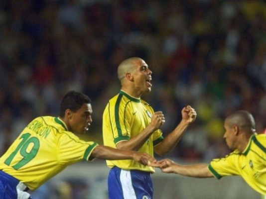 Exmundialista Brasileño a punto de ser expulsado por coquetearle a sexy árbitra