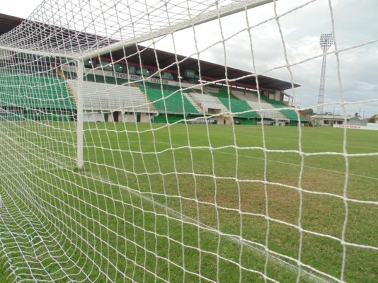 FOTOS: Así está la cancha del Excélsior que ha soportado intensas lluvias