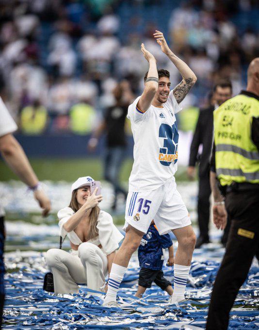 Las novias de los cracks del Real Madrid deslumbran en el Bernabéu: Besos, fotos y la novia de Militao se puso “coqueta”