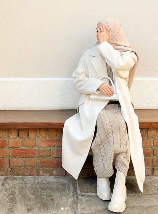 Siempre con el rostro cubierto: la influencer y misteriosa mujer que conquistó a crack del Barcelona