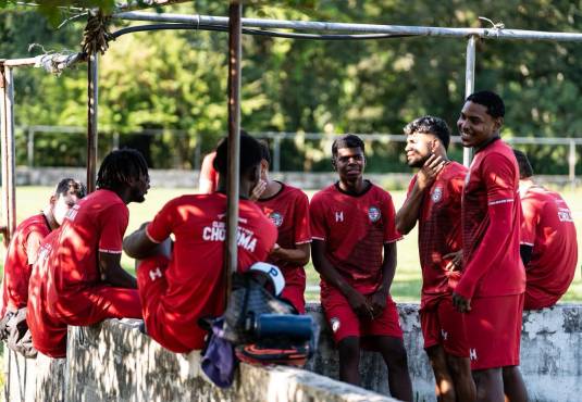 Los jugadores del CD Choloma están esperando por iniciar el entrenamiento. Fotos: Mauricio Ayala