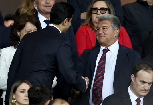 Así se saludaron Joan Laporta y Nassr Al Khelaifi previo al juego.