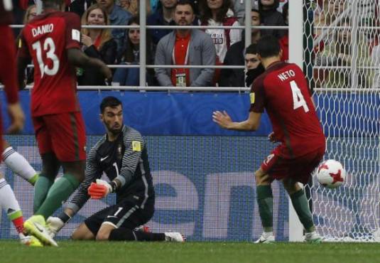 Moscow (Russian Federation), 29/06/2017.- Luis Neto of Portugal (R) scores an own goal making the score 1-0 for Mexico during the FIFA Confederations Cup third place match against Mexico at Spartak Stadium, in Moscow, Russia, 2 July 2017. (Moscú, Rusia) EFE/EPA/SERGEI CHIRIKOV