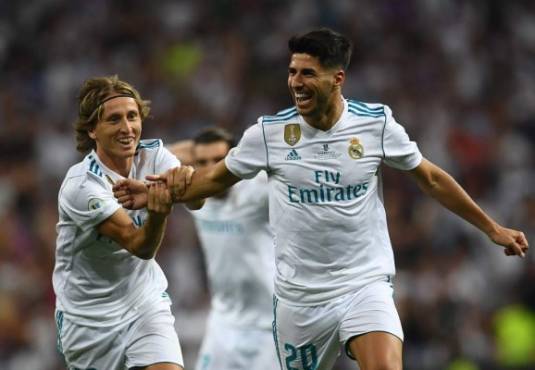 Real Madrid's midfielder Marco Asensio (R) celebrates with Real Madrid's Croatian midfielder Luka Modric after scoring the opener during the second leg of the Spanish Supercup football match Real Madrid vs FC Barcelona at the Santiago Bernabeu stadium in Madrid, on August 16, 2017. / AFP PHOTO / GABRIEL BOUYS