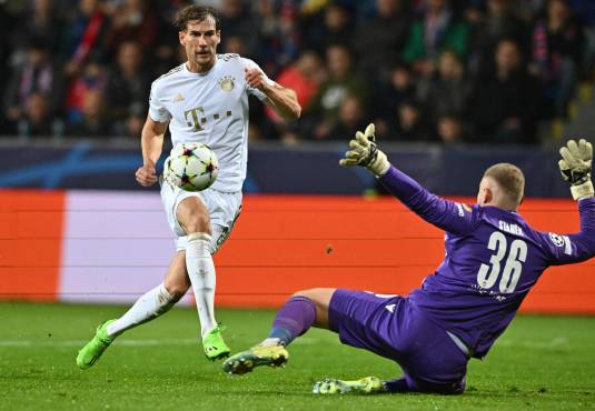 Bayern Munich's German midfielder Leon Goretzka (L) scores the 0-4 goal past Viktoria Plzen's Czech goalkeeper Jindrich Stanek during the UEFA Champions League Group C football match between FC Viktoria Plzen and FC Bayern Munich in Plzen, Czech Republic, on October 12, 2022. (Photo by Joe Klamar / AFP)