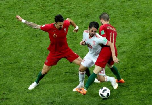 Sochi (Russian Federation), 15/06/2018.- Isco of Spain (C), Jose Fonte of Portugal (L) and Bernardo Silva of Portugal in action during the FIFA World Cup 2018 group B preliminary round soccer match between Portugal and Spain in Sochi, Russia, 15 June 2018. (RESTRICTIONS APPLY: Editorial Use Only, not used in association with any commercial entity - Images must not be used in any form of alert service or push service of any kind including via mobile alert services, downloads to mobile devices or MMS messaging - Images must appear as still images and must not emulate match action video footage - No alteration is made to, and no text or image is superimposed over, any published image which: (a) intentionally obscures or removes a sponsor identification image; or (b) adds or overlays the commercial identification of any third party which is not officially associated with the FIFA World Cup) (España, Mundial de Fútbol, Rusia) EFE/EPA/MOHAMED MESSARA EDITORIAL USE ONLY EDITORIAL USE ONLY