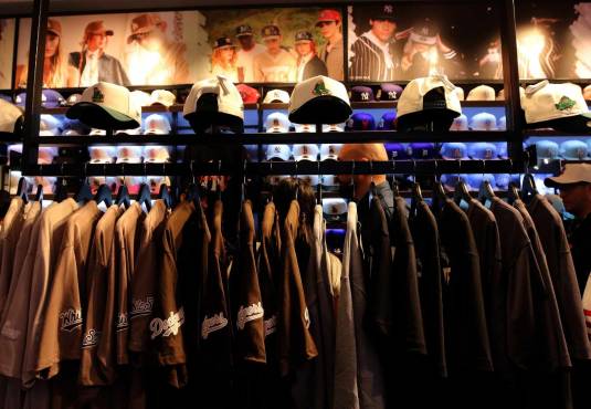 New Era Cap ofrece gorras y otros artículos de lujo sobre equipos de MLB, NBA y otras ligas deportivas. Foto: Alex Pérez.