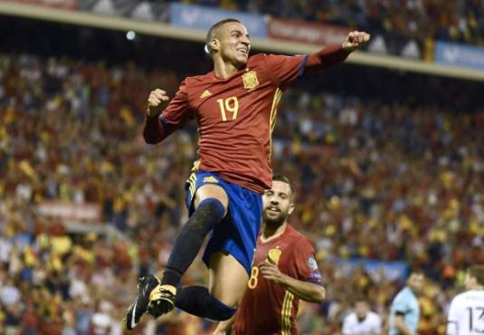 Spain's forward Rodrigo Moreno celebrates after scoring a goal during the World Cup 2018 qualifier football match Spain vs Albania at the Jose Rico Perez stadium in Alicante on October 6, 2017. / AFP PHOTO / JOSE JORDAN