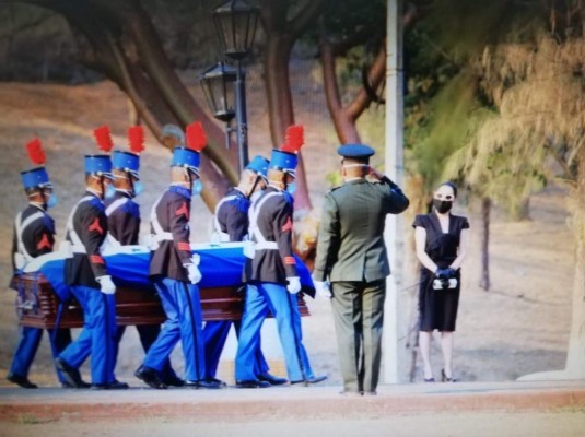 Familia de Rafael Callejas lo despide en un velorio con pocas personas