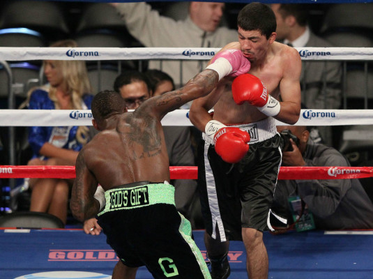 Nocaut del hondureño Eddie Gómez al mexicano Saúl Benítez