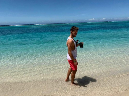 Magali Sanjurjo deslumbra en sus espectaculares vacaciones con Chavasco en Roatán