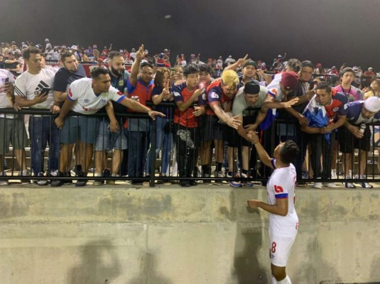 ¡El invasor que detuvó seguridad! Así se vivió en imágenes el amistoso entre Olimpia-Motagua en Charlotte