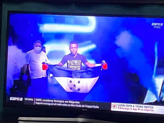 En pie hasta el final y gran gesto del rival: Las mejores fotos de la pelea entre 'Escorpión' Ruiz y Flores Jr