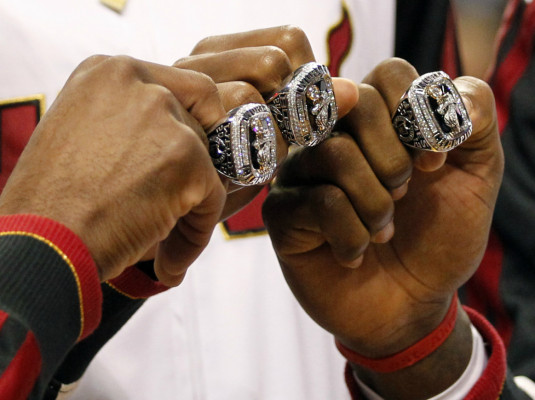 Fiesta, anillos, belleza en gigante inicio de la NBA