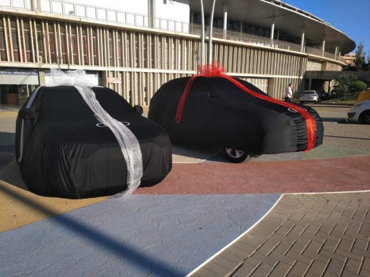 Al-Sheikh, el jeque árabe que quiere fichar a Messi y que sortea autos de lujo en los partidos en España