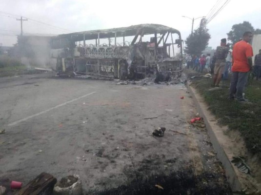 EN FOTOS: Carros quemados y carreteras tomas en casi toda Honduras