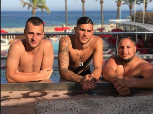 Así disfrutan las vacaciones los cracks ¡Vaya carita la de Messi!