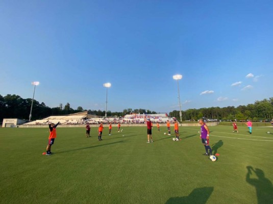 ¡El invasor que detuvó seguridad! Así se vivió en imágenes el amistoso entre Olimpia-Motagua en Charlotte