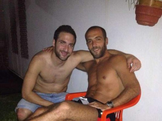 Los hermanos de los grandes futbolistas que viven a su sombra