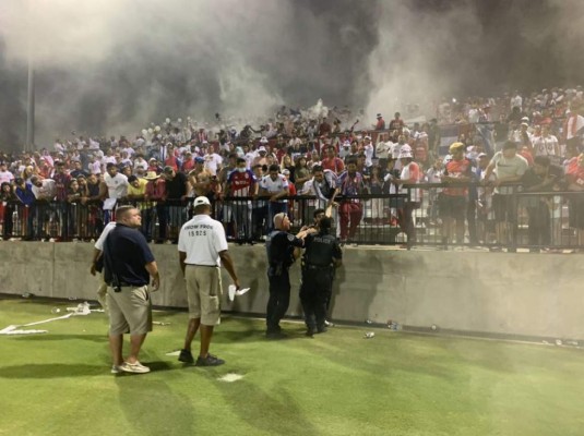 ¡El invasor que detuvó seguridad! Así se vivió en imágenes el amistoso entre Olimpia-Motagua en Charlotte