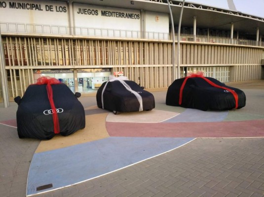 Al-Sheikh, el jeque árabe que quiere fichar a Messi y que sortea autos de lujo en los partidos en España