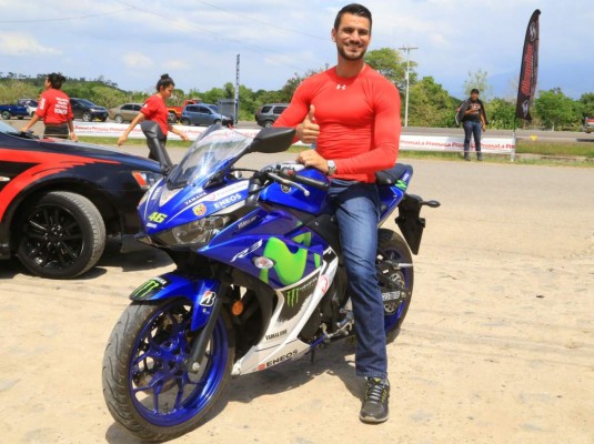 Jonatan Garay, entre las pasarelas y las pistas de motocicletas