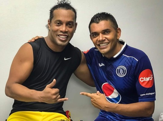 Increíble: Este es el doble que utilizó Ronaldinho para despistar a la prensa