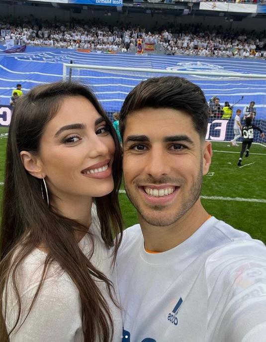 Las novias de los cracks del Real Madrid deslumbran en el Bernabéu: Besos, fotos y la novia de Militao se puso “coqueta”