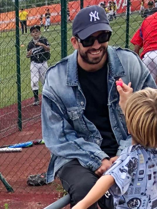 Incómodo momento: Shakira y Piqué estuvieron en un partido de béisbol de su hijo y así fueron captados