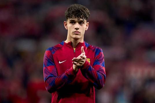 Héctor Fort no quiere salir del Barcelona pese a que no cuenta para Hansi Flick.