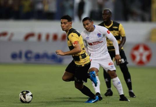 Jhow Benavídez se pone al equipo a los hombros en el medio campo.