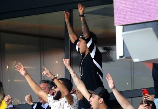 Paris Saint-Germain's Brazilian forward Neymar (top), reacts during the French L1 football match between Paris Saint-Germain (PSG) and Amiens (ASC) at the Parc de Princes Stadium in Paris on August 5, 2017. / AFP PHOTO / JACQUES DEMARTHON