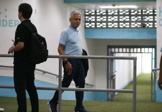 Rueda previo a la conferencia de prensa en el estadio Nacional. Foto Emilio Flores.