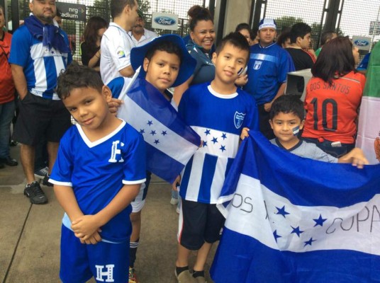 Ambiente de aficionados de Honduras y México en Houston