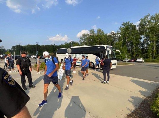 ¡El invasor que detuvó seguridad! Así se vivió en imágenes el amistoso entre Olimpia-Motagua en Charlotte