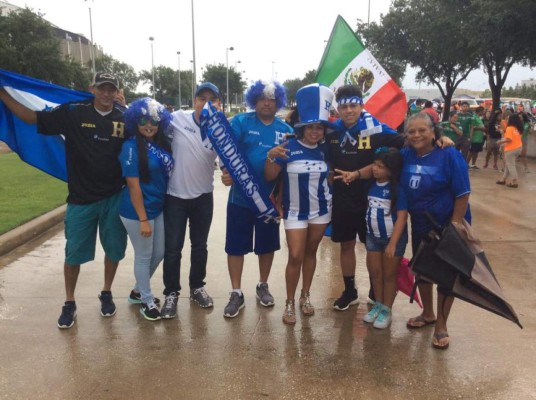 Ambiente de aficionados de Honduras y México en Houston