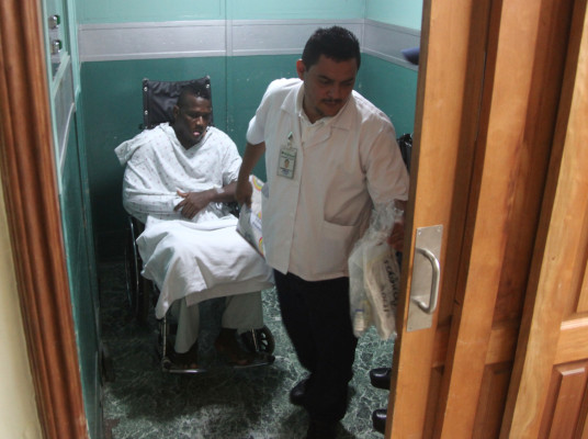John Bodden es atendido en un centro asistencial de La Ceiba