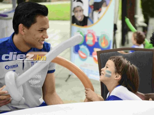 ¡Bonita actividad! Jugadores de la Selección de Honduras dan alegría a niños