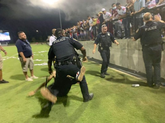 ¡El invasor que detuvó seguridad! Así se vivió en imágenes el amistoso entre Olimpia-Motagua en Charlotte