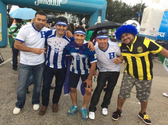 Ambiente de aficionados de Honduras y México en Houston