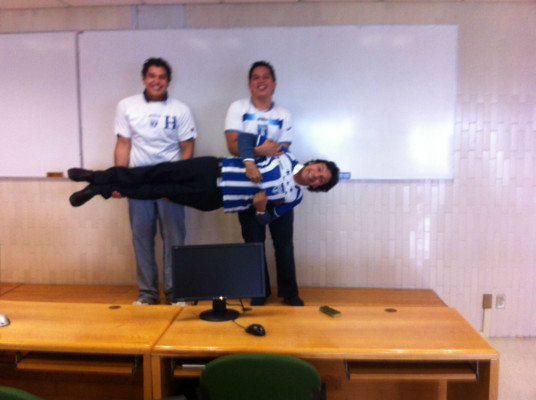 Hondureños por el mundo vibrando por la Bicolor