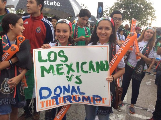 Ambiente de aficionados de Honduras y México en Houston