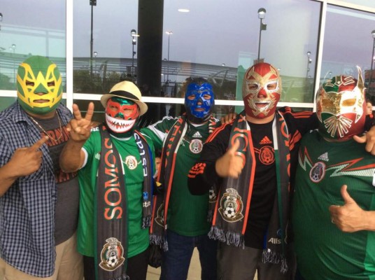 Ambiente de aficionados de Honduras y México en Houston