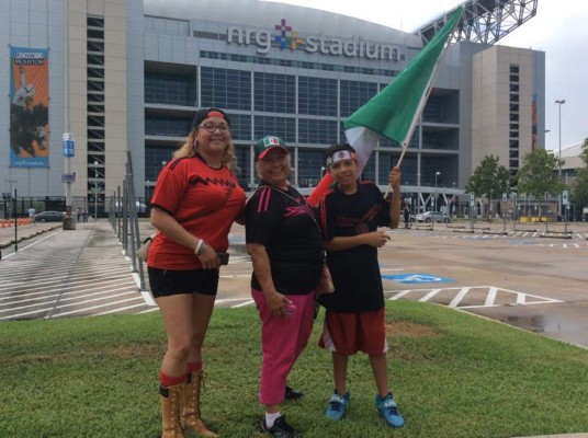Ambiente de aficionados de Honduras y México en Houston