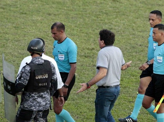 ¡Ahora suma una con Troglio! Las grandes polémicas de Héctor Vargas en Liga Nacional de Honduras