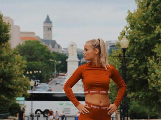 SEXY: Ella es Mikky Kiemeney, la novia del futbolista Frankie de Jong