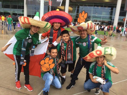 Ambiente de aficionados de Honduras y México en Houston