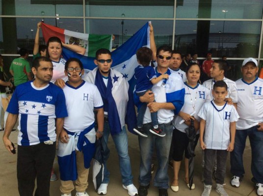 Ambiente de aficionados de Honduras y México en Houston
