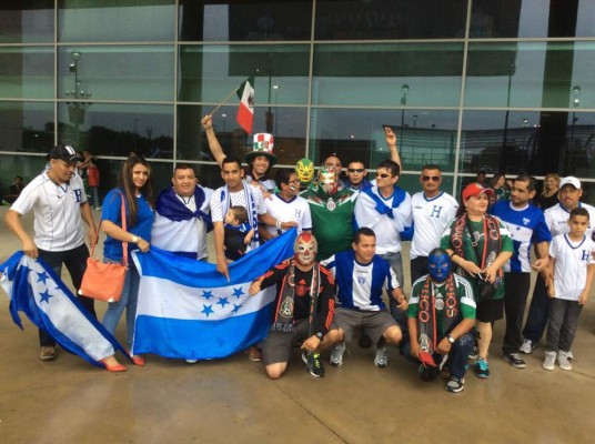 Ambiente de aficionados de Honduras y México en Houston