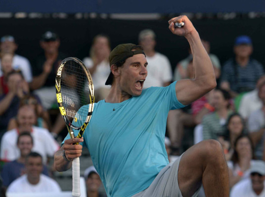 Nadal y Djokovic cierran gira con show de tenis y fútbol en Argentina.